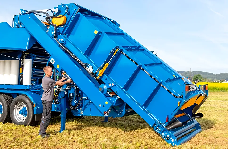 implemento para encintar forraje maiz y cereales en acción en campo agrícola