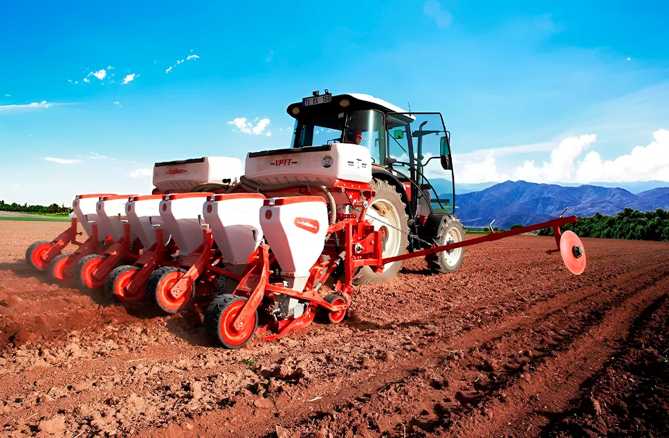 Tractor trabajando en un campo con una sembradora