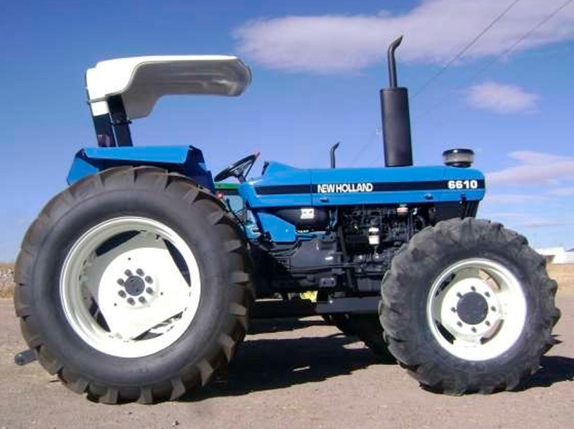 Vista lateral de tractor new holland