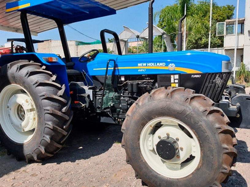 Vehículo agrícola New Holland 6810 4WD