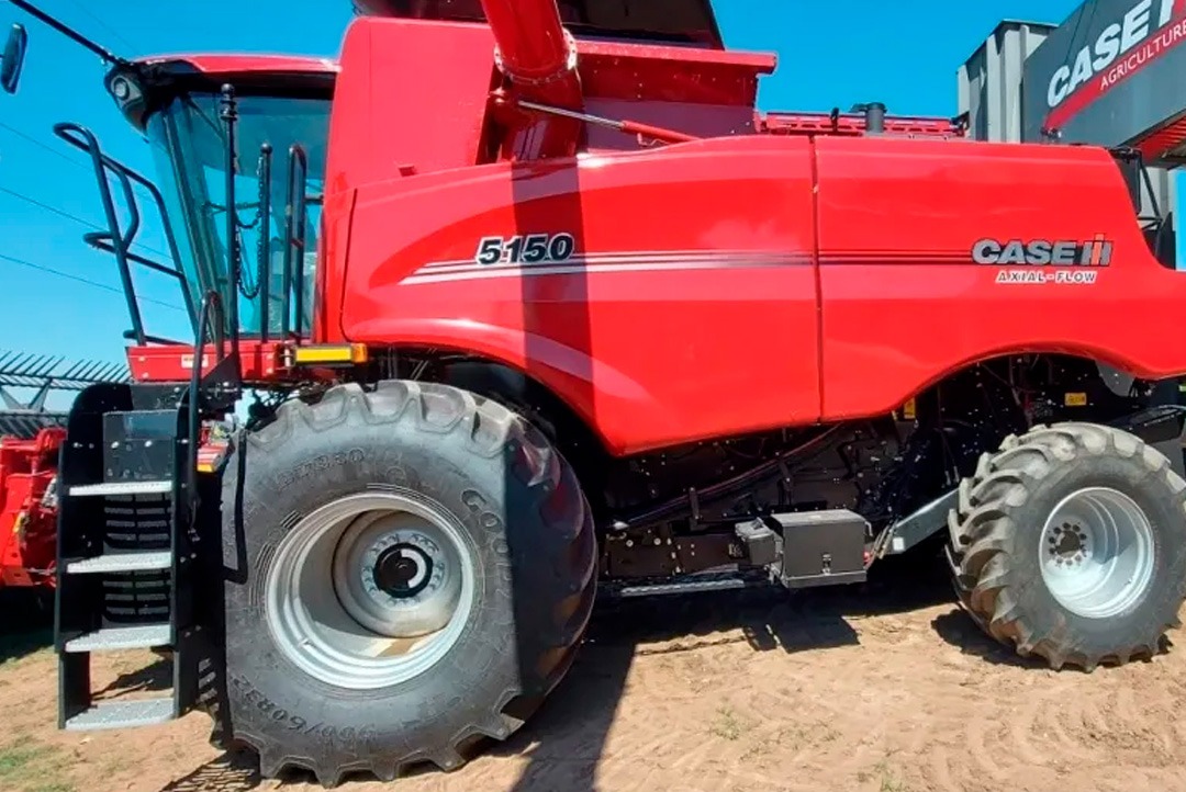 Vista lateral de cosechadora Case IH roja