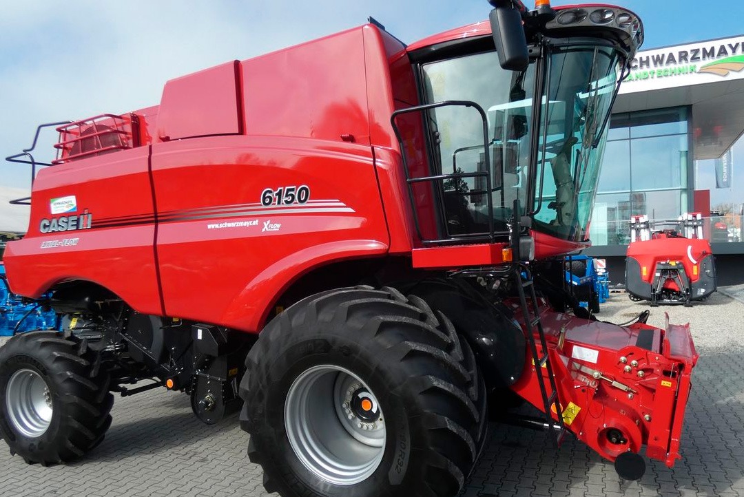 Vista lateral de cosechadora Case IH roja