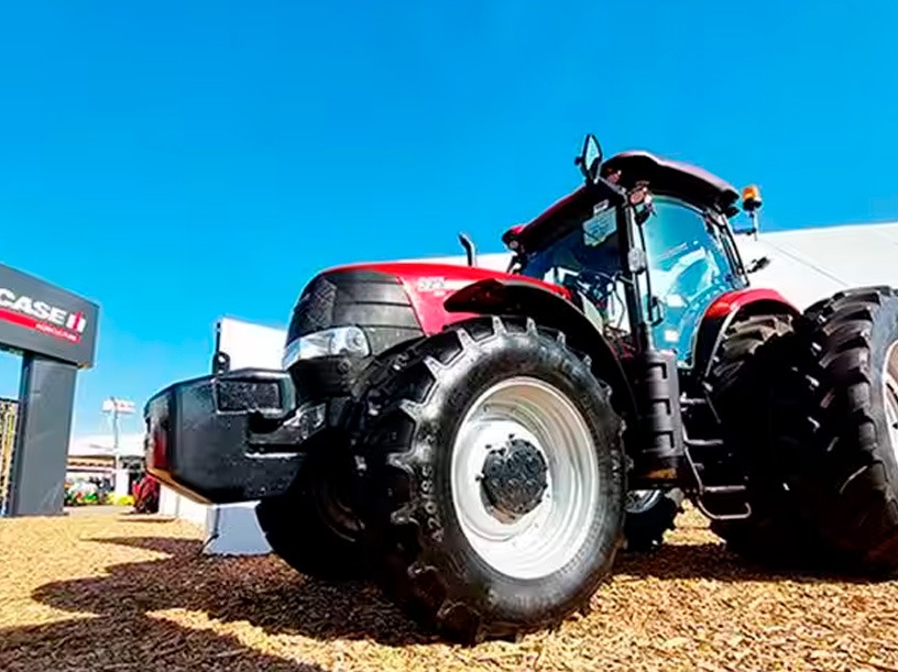 Llanta de tractor rojo con cabina