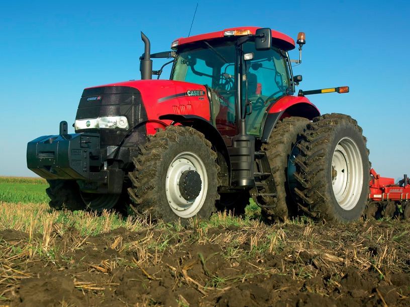 Tractor Puma 195 MFD arando cultivos