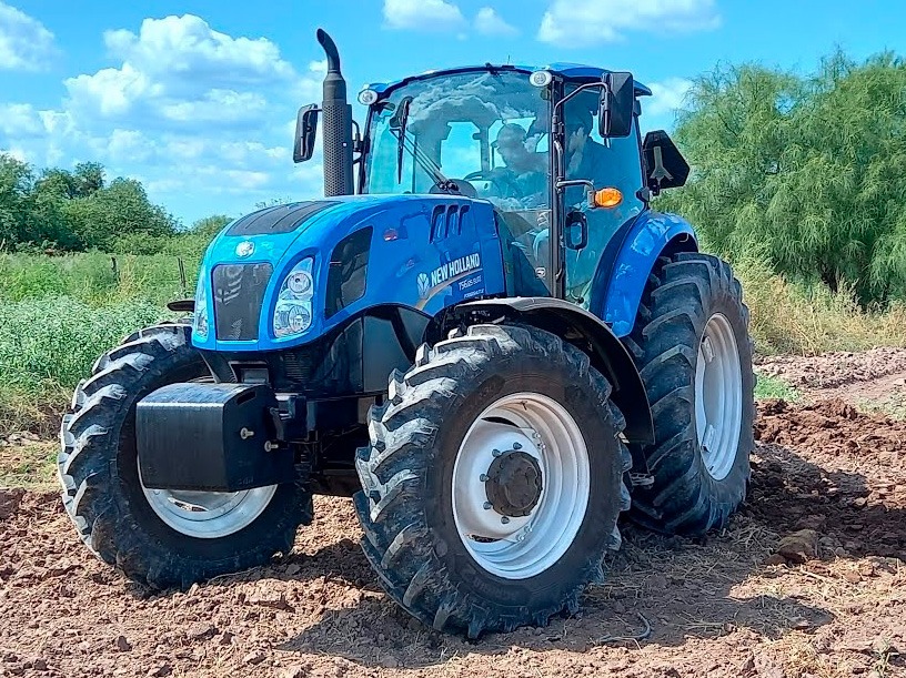 Vehículo agricultor en tierras de cultivo