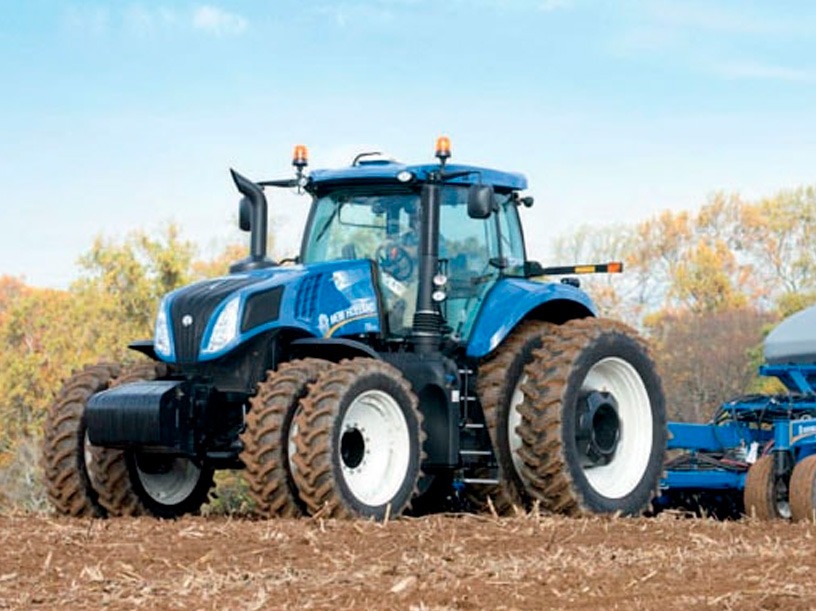 Remolque de tractor en el campo