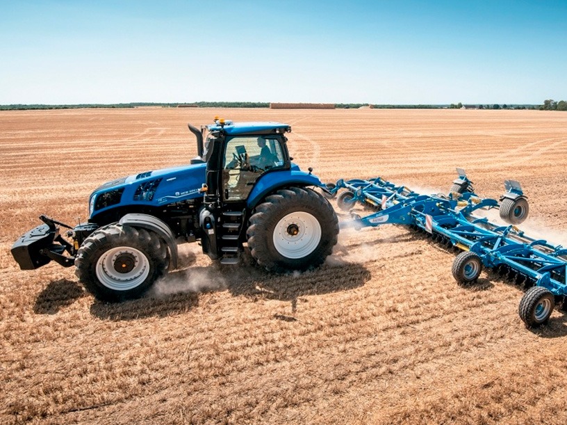 Tractor con implemento detrás en cultivos