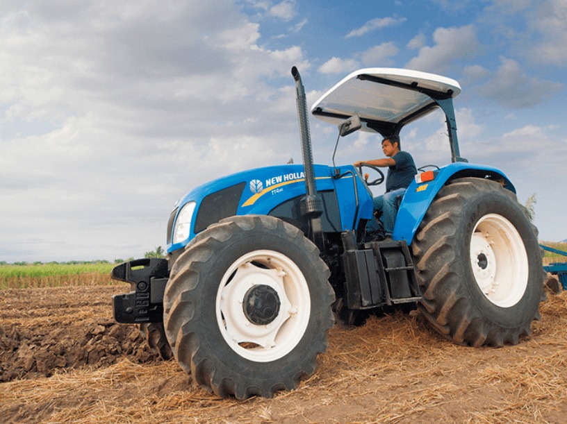 Tractor con techo sin cabina en los campos de cultivo