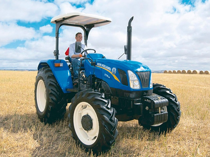Persona conduciento tractor new holland
