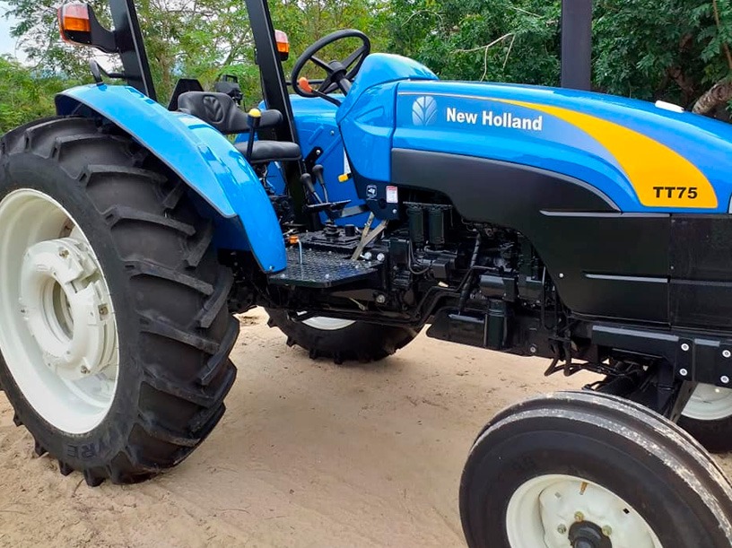 Tractor pequeño en tierra