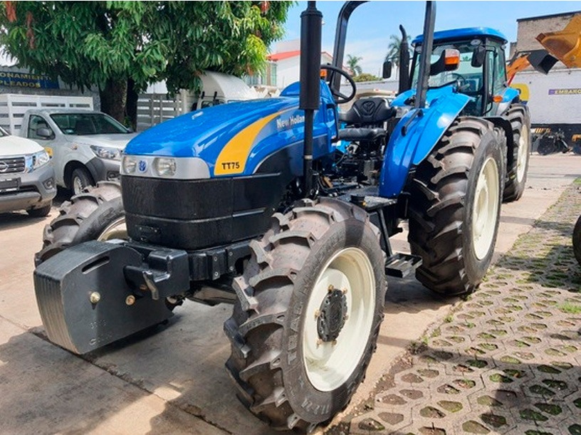 Tractor TT azul estacionado