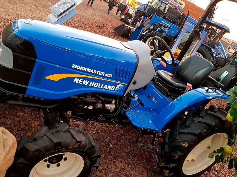 Maquinaria agrícola azul en un terreno
