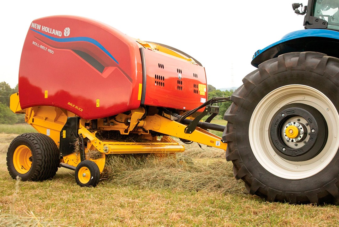 Rotoenfardadora operando en el campo
