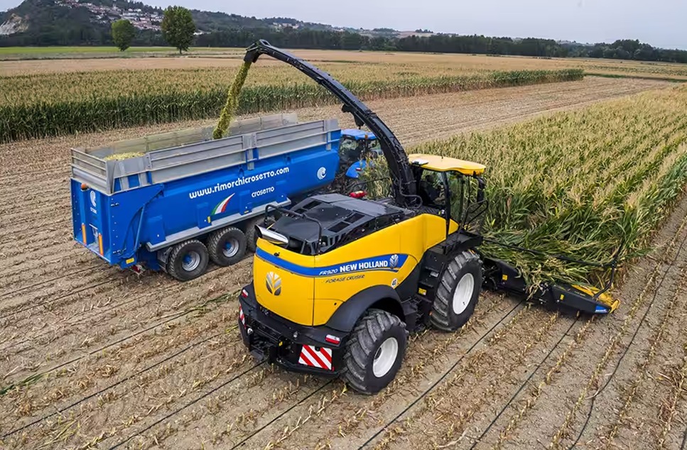 Equipo New Holland en un campo agícola operando