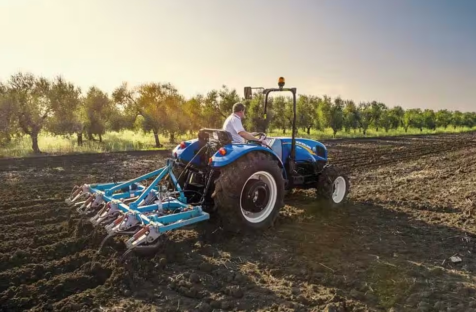 Tractor TD4F de New Holland en acción