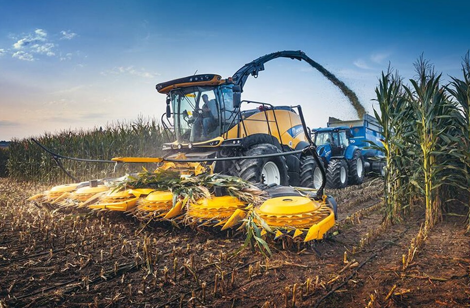 Picadora de forraje New Holland en el campo