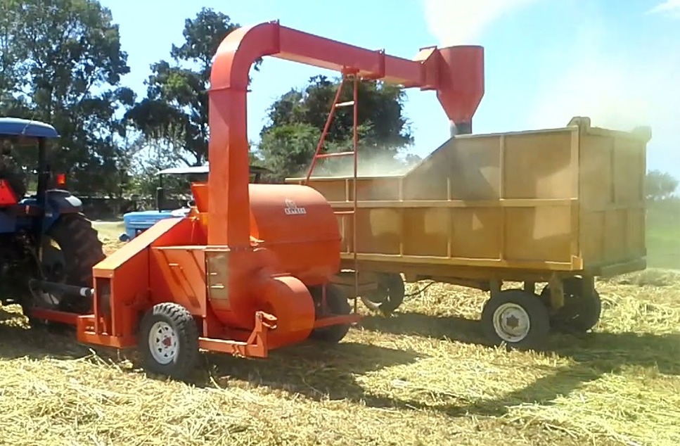 Equipo de molienda operando en el campo