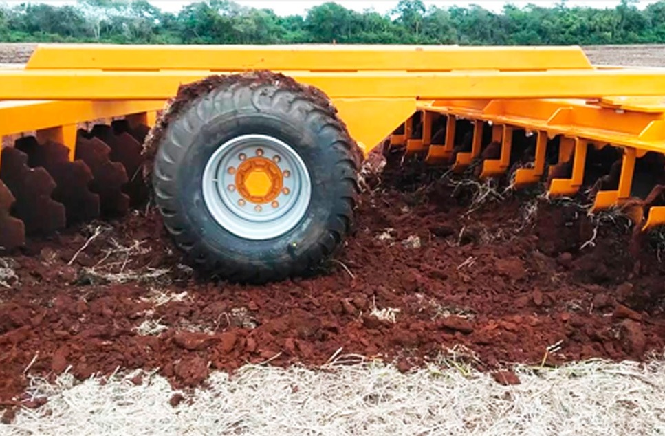 Rastras agrícolas operando en el campo