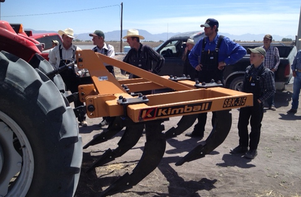 Rastra de tiro con agricultores