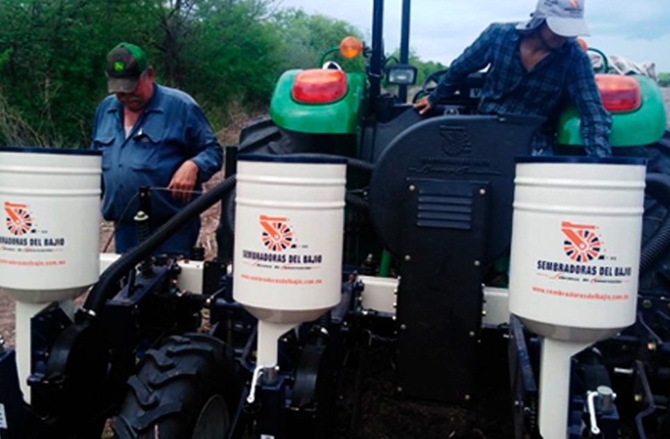 Equipo de agricultores sembrando
