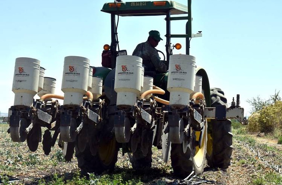 Sembradora mecánica en el campo