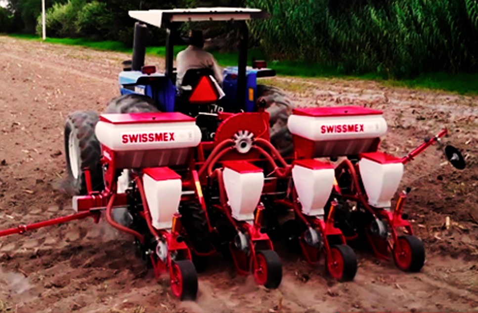 sembradora agrícola swissmex en el campo