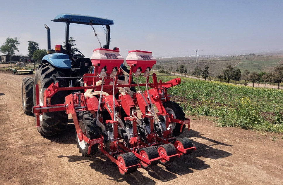 sembradora agrícola marca swissmex en el campo