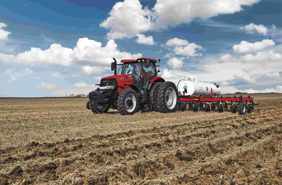 Tractor Case IH modelo Magnum de color rojo en el campo