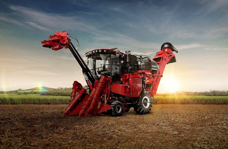 Cosechadora de caña de azúcar marca Case IH en el atardecer del campo