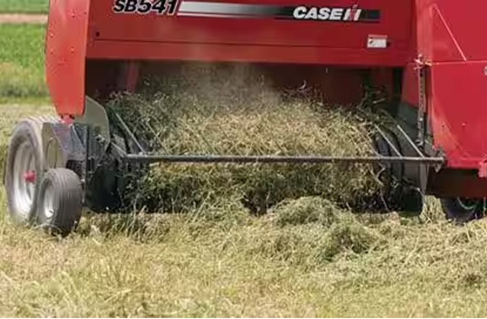 Empacadora SB531 marca Case IH de color rojo