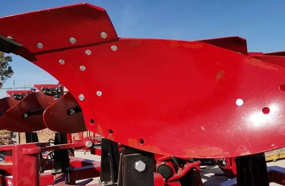 Maquina roja para arar de tres rejas