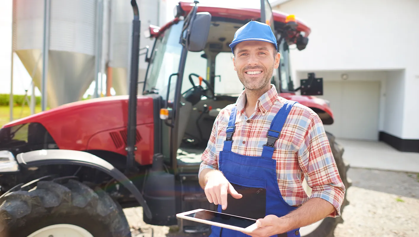 Agricultor eligiendo el tractor correcto para su campo