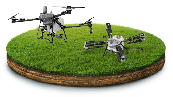Dos drones agrícolas para fumigación y monitoreo de cultivos sobre un terreno de césped flotante.